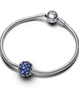 Pandora Zilveren Bedel met Blauw Kristal 792630C02, exclusief en kwalitatief hoogwaardig. Ontdek nu!