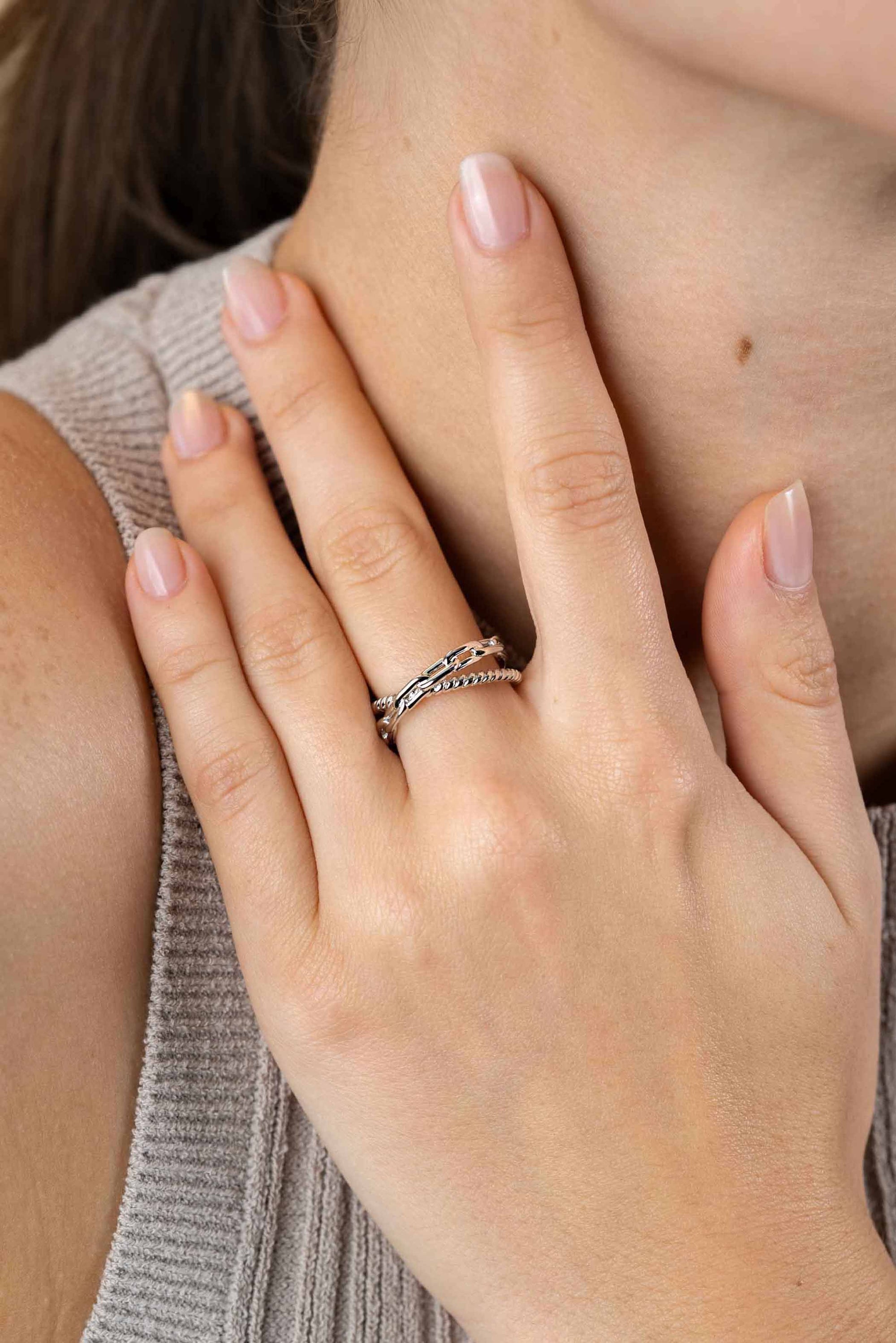 ZINZI Zilveren Brede Cross-Over Ring met Trendy Paperclip Schakel en Gedraaide Baan - ZIR2544, exclusief en kwalitatief hoogwaardig. Ontdek nu!