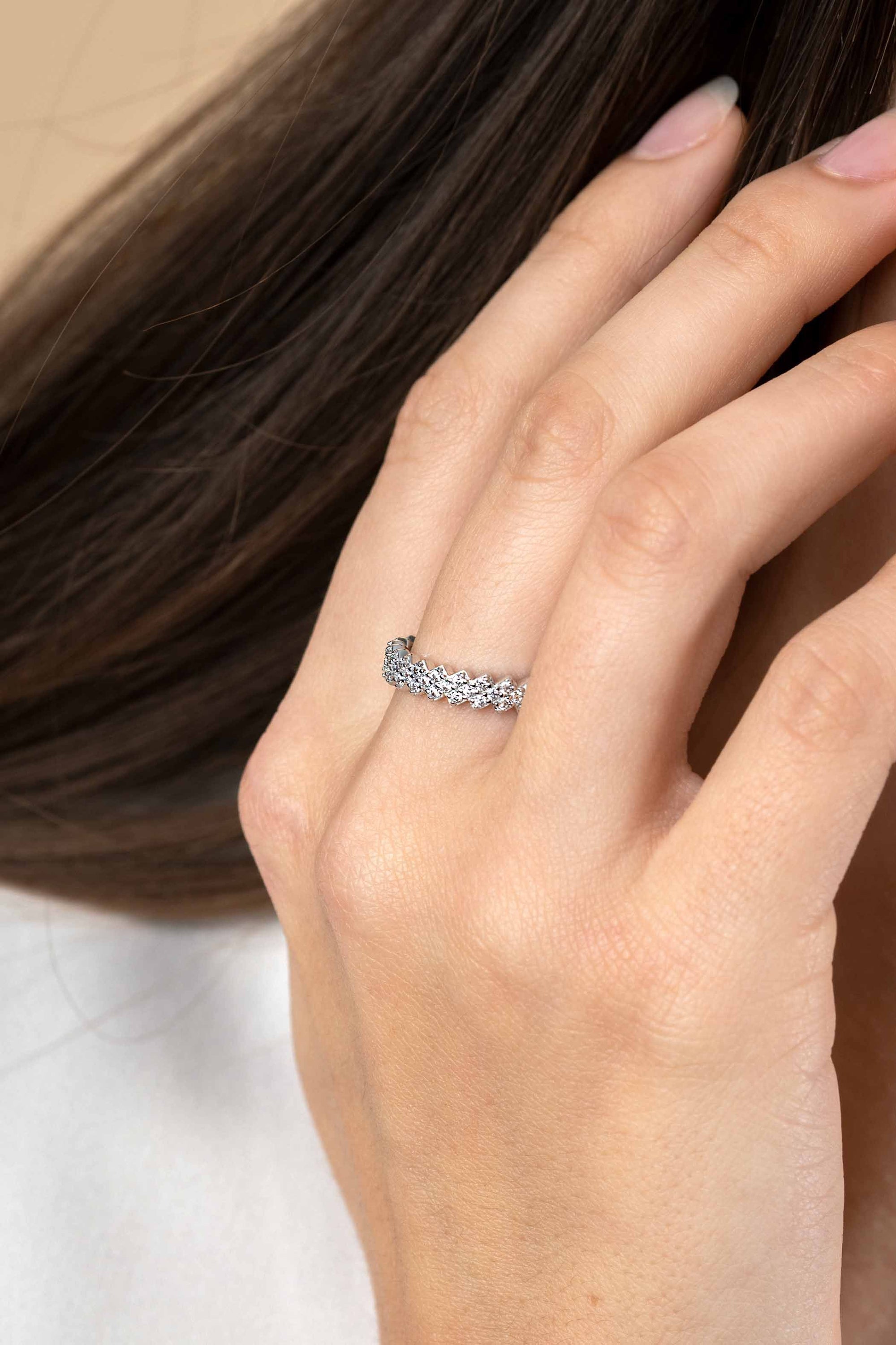 ZINZI Zilveren Ring met Smalle Rechthoekjes, Trapsgewijs Geplaatst en Schitterend Bezet met Witte Zirkonia's 4mm Breed - ZIR2547, exclusief en kwalitatief hoogwaardig. Ontdek nu!