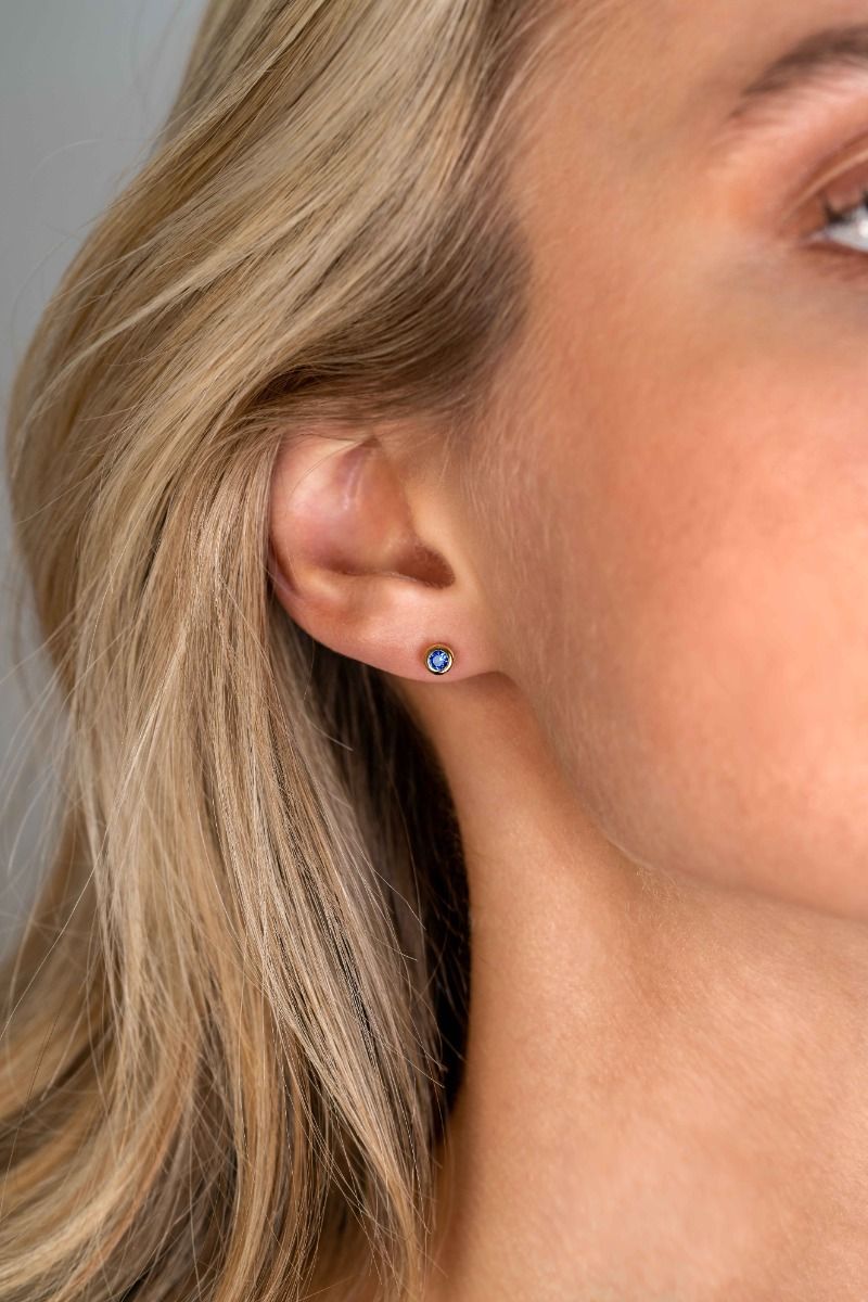 Zinzi's "Sapphire Sparkle" - 4mm Gold Plated Oorknoppen met Geboortesteen Blauw Saffier Zirconia ZIO-SEP, exclusief en kwalitatief hoogwaardig. Ontdek nu!