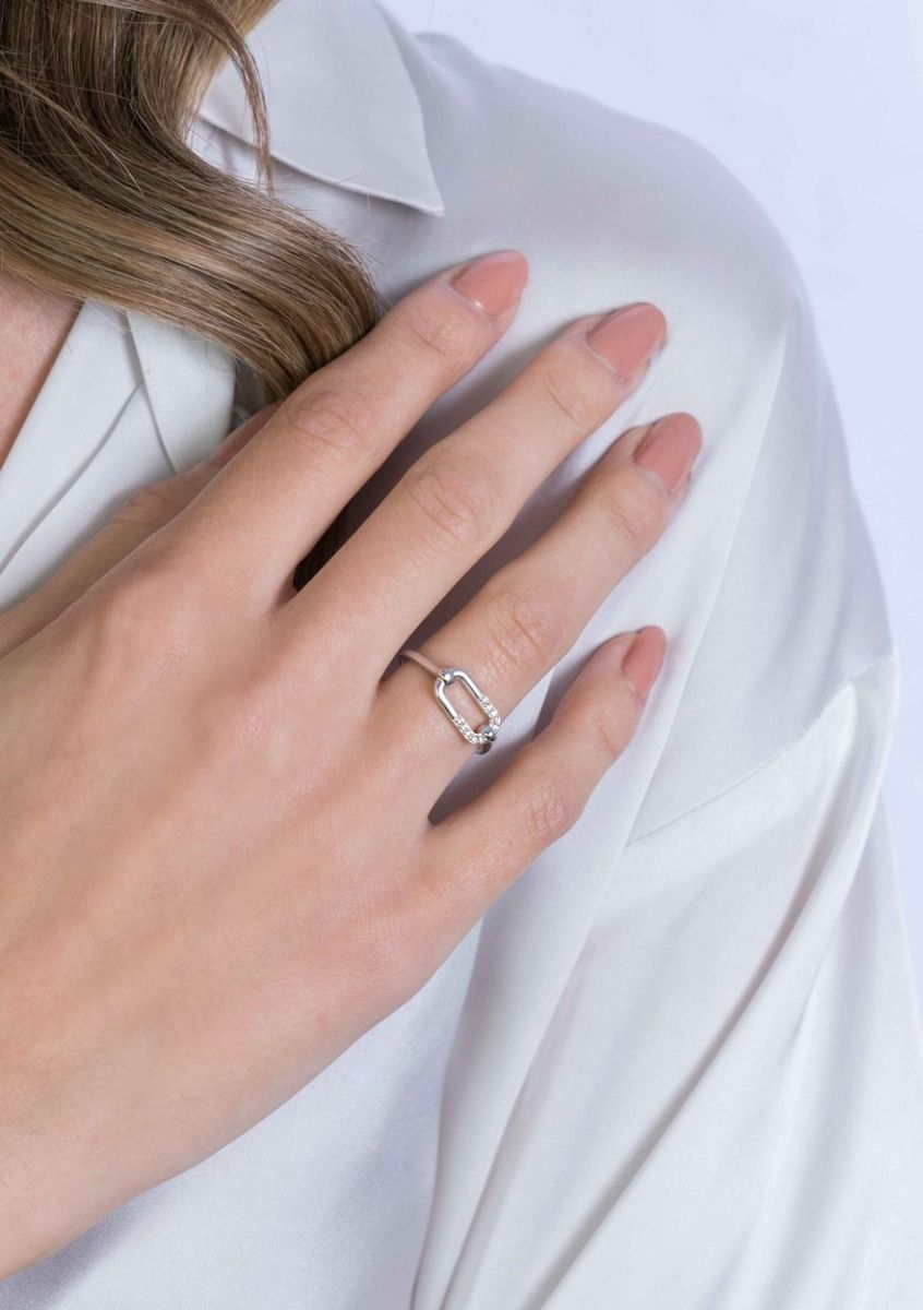 Zinzi zilveren ring met grote ovale schakel witte zirkonia's ZIR2114, exclusief en kwalitatief hoogwaardig. Ontdek nu!